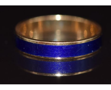 An 18ct gold ring set with blue enamel by Uno-A-Erre, 3.3g, size P