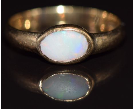 A 9ct gold ring set with an opal, 1.4g, size H