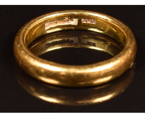 A 22ct gold wedding band / ring, 5.7g, size I
