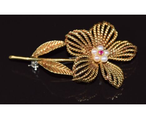 An 18ct gold brooch in the form of a flower set with a ruby and pearls, 8.4g 4.9x2.7cm