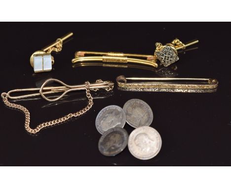 A 9ct gold brooch, 9ct gold tie clip (6.4g), tie pins and silver coin cufflinks&nbsp;