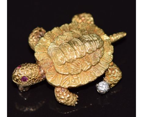 An 18k gold brooch in the form of a turtle set with ruby eyes and a diamond, 4.1g 2.4x1.7cm
