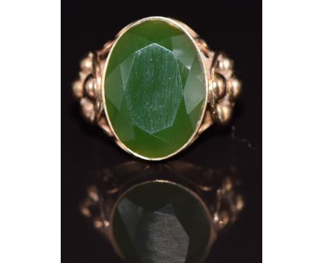 A 14k gold ring set with nephrite jade, 5.3g, size O