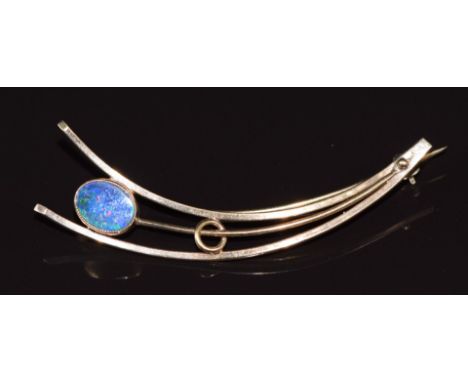 A 9ct gold brooch set with a black opal doublet, 3g 5.5cm