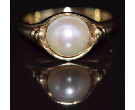 A 9ct gold ring set with a pearl, 2.3g, size H&nbsp;