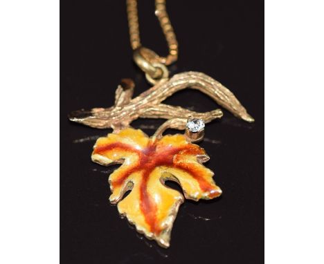 A 9ct gold pendant in the form of a maple leaf set with enamel, on 9ct gold chain, 5.9g&nbsp;