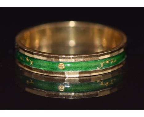 An 18ct gold ring set with green enamel, 3.1g, size P