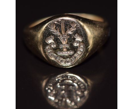 A 9ct gold signet ring reading 'Esse quam videri' (To be, rather than to seem), 4.1g, size F