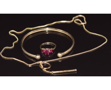 A 9ct bangle, 9ct gold necklace and 9ct gold ring set with rubies, 8.5g&nbsp;