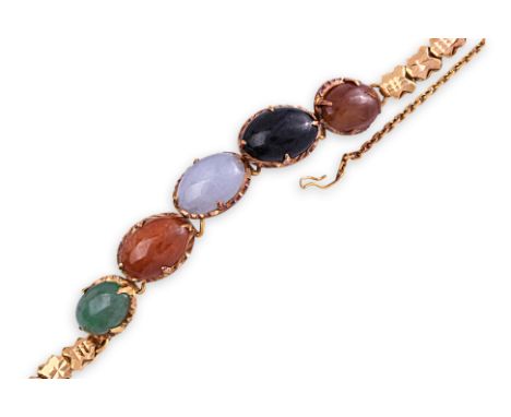 A MULTI COLOURED JADE AND GOLD BRACELET
Featuring five multi coloured jade pieces, mounted in a yellow gold setting with Chin