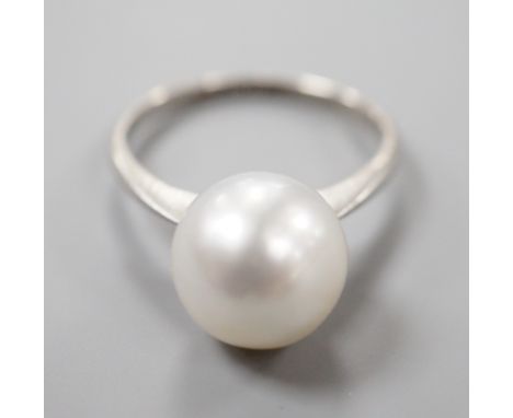A white metal (stamped Plat) and single stone cultured pearl ring, size O, gross weight 4.1 grams.