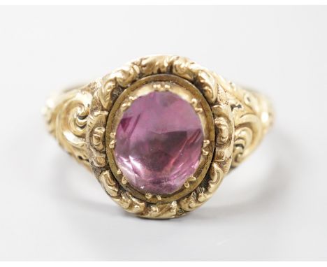 A Georgian yellow metal and foil backed quartz set oval ring, with carved setting and shoulders, size S/T, gross weight 6.4 g