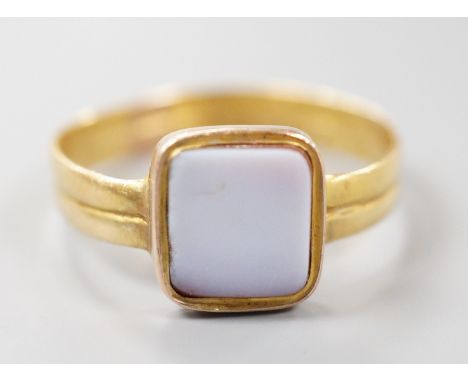 A Victorian 18ct gold twin shank and sardonyx set signet ring, size P/Q, gross weight 2.1 grams.