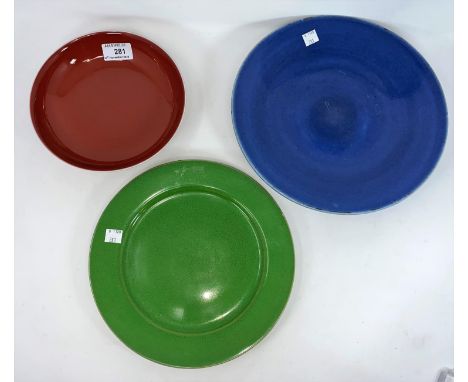 A Chinese ceramic dish with red glaze, 6 character mark to base, 19cm; a Chinese green ceramic plate with crackle glaze, 24cm