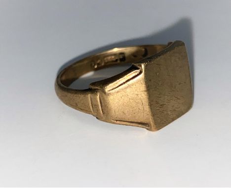 A gent's 9 carat hallmarked gold signet ring, 6.1 g in good condition with surface wear 