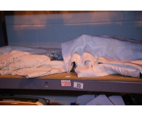 Quantity of vintage embroidered tablecloths, one with lace trimming. P&amp;P Group 1 (£14+VAT for the first lot and £1+VAT fo