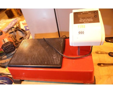 Weylux model 824/890 heavy duty scales, 200kg capacity. Not available for in-house P&P, contact Paul O'Hea at Mailboxes on 01