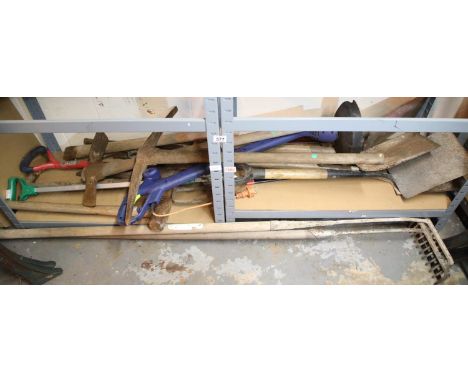 Quantity of mixed garden tools. Not available for in-house P&amp;P, contact Paul O'Hea at Mailboxes on 01925 659133 