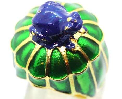 Ladies enamelled frog dress ring, size L. P&P Group 1 (£14+VAT for the first lot and £1+VAT for subsequent lots)Condition Rep