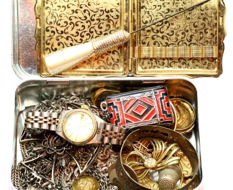 Small tin of mixed costume jewellery and thimbles including silver. P&amp;P Group 1 (£14+VAT for the first lot and £1+VAT for