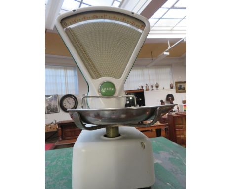 Set of Avery shop scales 