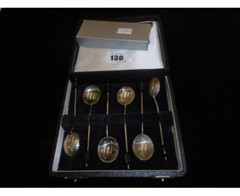 A BOXED SET OF HM SILVER TEA SPOONS PLUS A SILVER PLATED CADDY SPOON