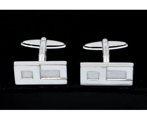 Dunhill- a pair of silver swivel cufflinks, comprising a rectangular form hallmarked Dunhill, width approx 20mm, weight appro