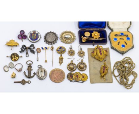 A collection of antique jewellery to include a Victorian gold flower brooch, unmarked possibly 15ct gold, length approx 20mm,