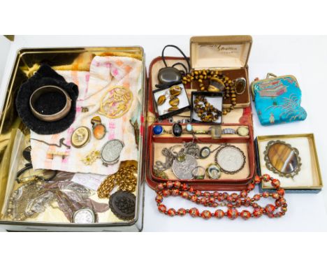 A collection of vintage costume jewellery to include Victorian mourning lockets, brooches, silver mounted coin pendants inclu