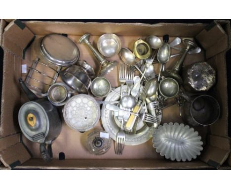A collection of silver plated items to include posie vases, dishes, flat wares, toast rack, tea pot, tankard etc.