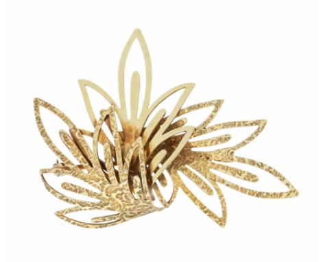 A 9ct gold stylized leaf brooch, length approx 50mm, pin  and roller clasp, weight approx 5.7gms .  Further details: minor we