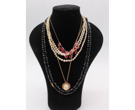 A collection of jewellery to include a continental pendant stamped 750, weight approx 4.1gms, along with a 9ct gold oval lock