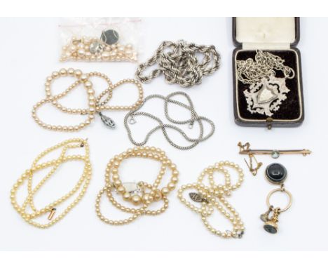 A collection of jewellery to include a Victorian yellow metal mounted carved bloodstone carved intaglio seal carved with a fo