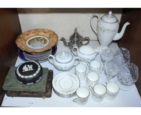 SECTION 8. A 15-piece Wedgwood 'Westbury' pattern coffee service, comprising of coffee cans, saucers, a coffee pot and jugs e