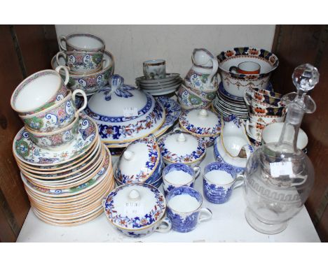 SECTION 31. A quantity of Minton tea and dinner wares including some 'Lyre Flow' pattern examples, comprising of a tureen, cu