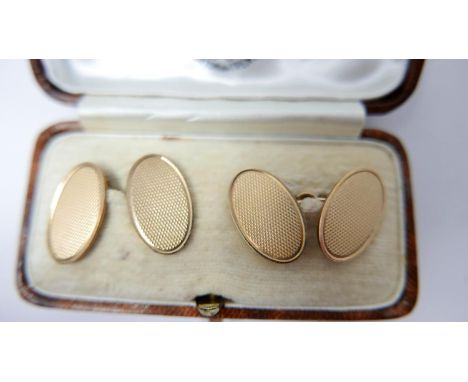 A pair of 9ct gold cufflinks, with engine turned design, hallmarked Birmingham, makers mark D&amp;B 