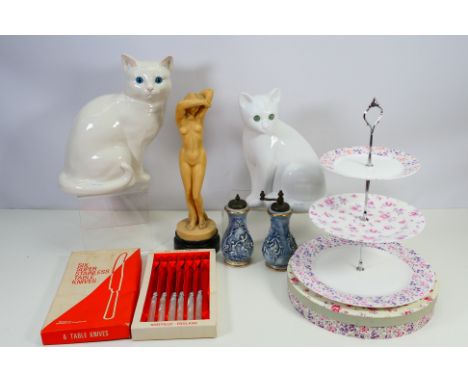 Laura Ashley, Capodimonte - A boxed Laura Ashley Mille Fleurs 3 tier cake stand in excellent condition. A boxed set of six st
