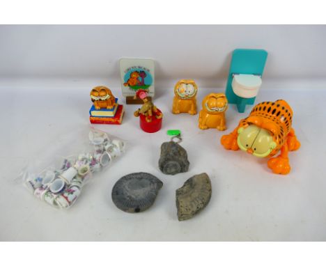 Garfield - Ammonite - Thimbles - A group of Garfield items including a ceramic Salt and Pepper set, a small collection of Amm