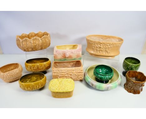 A collection of various Sylvac pieces to include planters, bowl and similar. [W]

NOTE: IN HOUSE SHIPPING IS NOT AVAILABLE FO