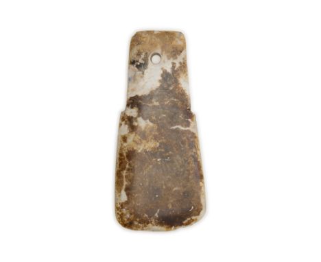 A Chinese archaistic mottled brown jade axe head20th centuryPierced with a hole to the top, 17cm long二十世紀 仿古玉鉞