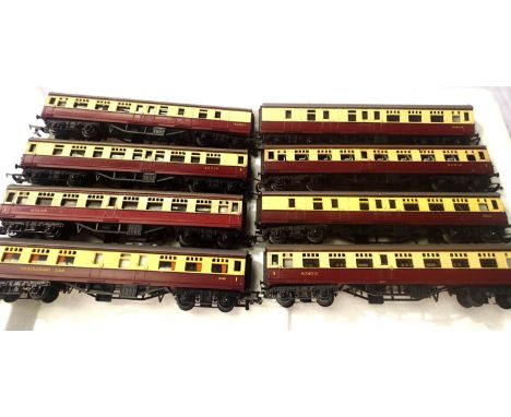 Eight Triang OO scale crimson/cream coaches, in good condition and unboxed. P&amp;P Group 1 (£14+VAT for the first lot and £1