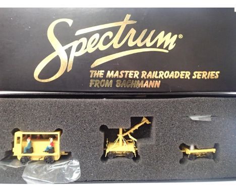 Bachmann Spectrum 16946, HO scale, speeder with crane and cart. In very good to excellent condition, box has wear. P&amp;P Gr