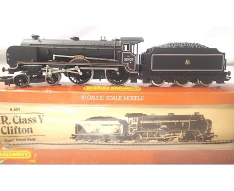 Hornby R084, Schools Class Clifton 30927, black Early Crest. In very good condition, part boxed with no paperwork. P&amp;P Gr