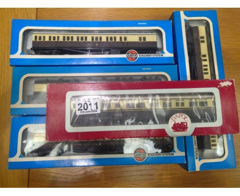 Four Airfix Suburban B coaches and a Dapol Auto coach, all G.W.R chocolate/cream, in very good condition, boxes with wear. P&
