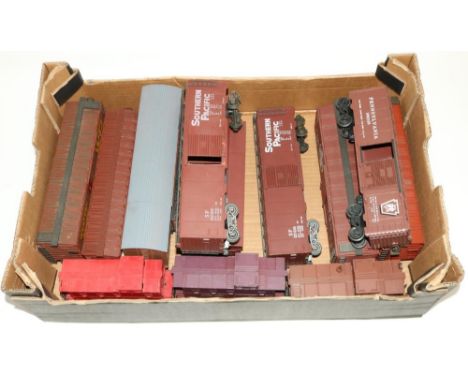 Five Bachmann O gauge twin bogey covered hopper wagons, collection of other O gauge rolling stock, some US (3 boxes) 