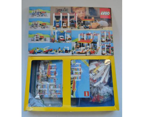 Boxed vintage Lego garage set 6394 with instruction manual. Vendor states set 100% complete, built once and disassembled 