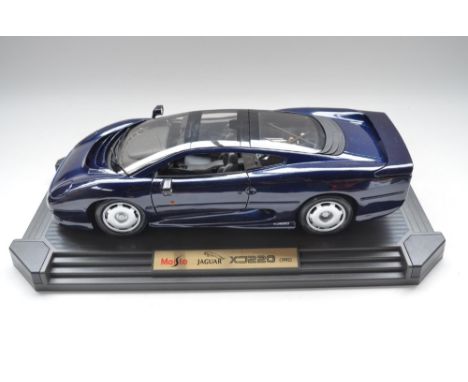 Boxed Maisto 1/12 scale blue diecast Jaguar XJ220 (1992) 