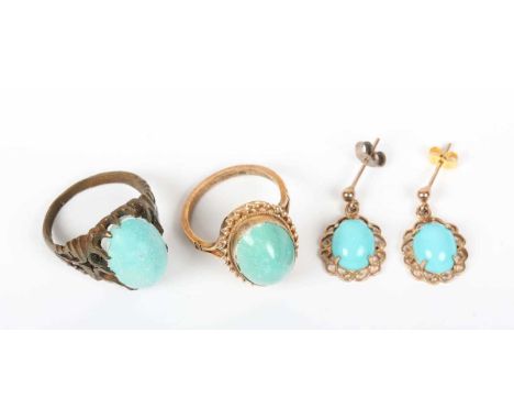A 9ct gold and turquoise single stone ring with a ropetwist wirework border, Birmingham 1973, weight 4.7g, ring size approx P