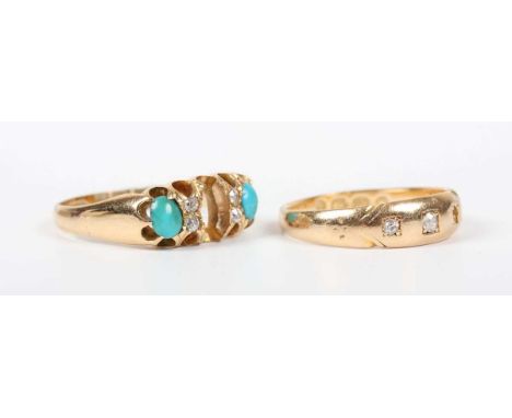 An Edwardian 18ct gold ring, mounted with two pairs of old cut diamonds and two turquoises, Birmingham 1901, ring size approx