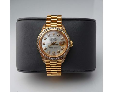 A stunning example of timeless luxury, this Rolex Lady-Datejust features a 26.5mm case in rich 18K yellow gold, enhanced by a